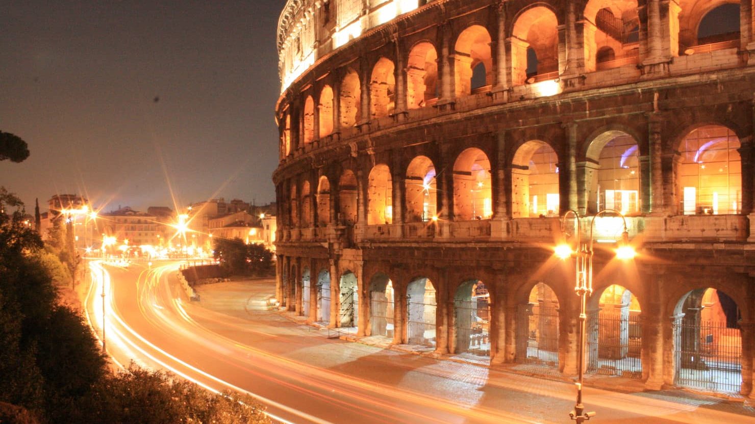 Il Colosseo e la strada che lo costeggia di notte