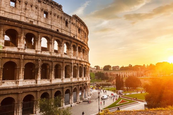 puesta de sol sobre el coliseo